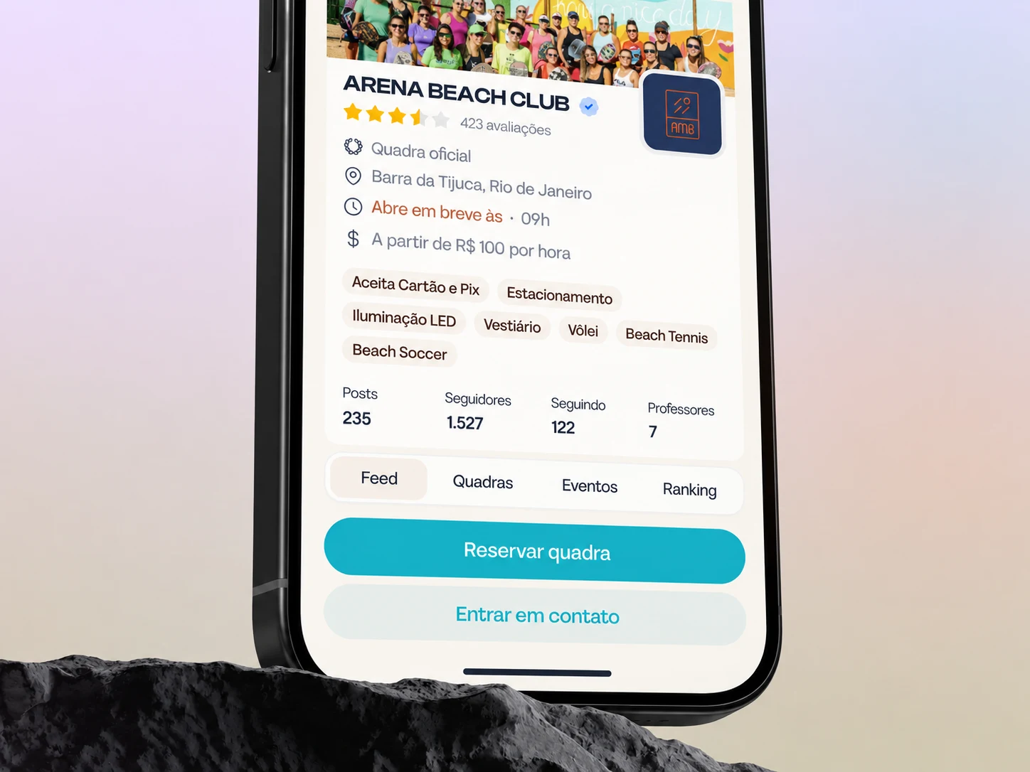 Detalhe da arena Velloo em um celular sobre pedra escura